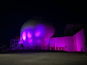 L'edificio reattore della centrale del Garigliano di Sogin illuminato di viola-foto1