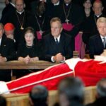 Il «pre» Conclave del 2005 ai funerali di Giovanni Paolo II: tre presidenti Usa e il timore di un Papa ‘anticapitalista’. L’analisi di Massimo Franco sul Corriere